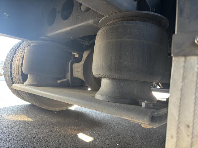 スーパーグレート ２．９ｔ吊４段クレーン　アルミブロック　４軸低床　エアサス　古河ユニック　フックイン　ラジコン　８，６６０×２，４００　積載１２．７ｔ　メッキ、ステンレス使用　ボディ枠オールステンレス　アルミホイール　車検付　シフトパイロット　２ペダル　大型クレーン（29枚目）