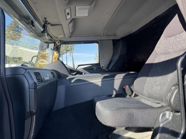 スーパーグレート ２．９ｔ吊４段クレーン　アルミブロック　４軸低床　エアサス　古河ユニック　フックイン　ラジコン　８，６６０×２，４００　積載１２．７ｔ　メッキ、ステンレス使用　ボディ枠オールステンレス　アルミホイール　車検付　シフトパイロット　２ペダル　大型クレーン（46枚目）