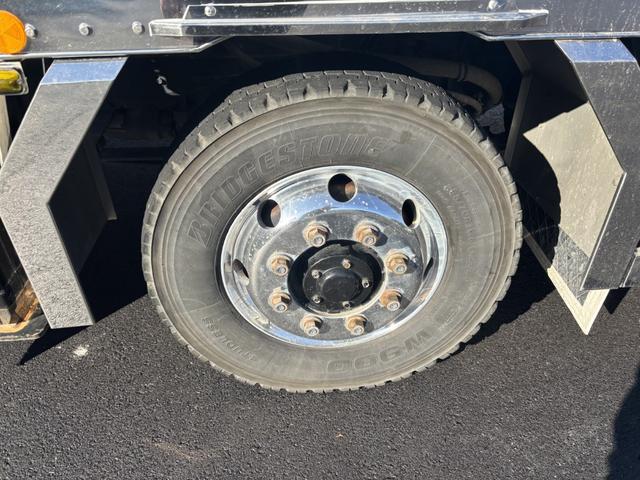 スーパーグレート ２．９ｔ吊４段クレーン　アルミブロック　４軸低床　エアサス　古河ユニック　フックイン　ラジコン　８，６６０×２，４００　積載１２．７ｔ　メッキ、ステンレス使用　ボディ枠オールステンレス　アルミホイール　車検付　シフトパイロット　２ペダル　大型クレーン（51枚目）