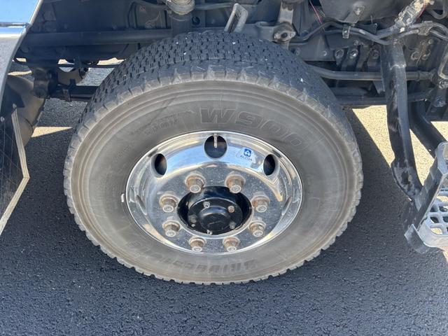 スーパーグレート ２．９ｔ吊４段クレーン　アルミブロック　４軸低床　エアサス　古河ユニック　フックイン　ラジコン　８，６６０×２，４００　積載１２．７ｔ　メッキ、ステンレス使用　ボディ枠オールステンレス　アルミホイール　車検付　シフトパイロット　２ペダル　大型クレーン（52枚目）