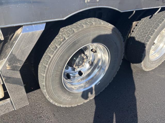 スーパーグレート ２．９ｔ吊４段クレーン　アルミブロック　４軸低床　エアサス　古河ユニック　フックイン　ラジコン　８，６６０×２，４００　積載１２．７ｔ　メッキ、ステンレス使用　ボディ枠オールステンレス　アルミホイール　車検付　シフトパイロット　２ペダル　大型クレーン（53枚目）