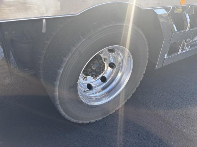 スーパーグレート ２．９ｔ吊４段クレーン　アルミブロック　４軸低床　エアサス　古河ユニック　フックイン　ラジコン　８，６６０×２，４００　積載１２．７ｔ　メッキ、ステンレス使用　ボディ枠オールステンレス　アルミホイール　車検付　シフトパイロット　２ペダル　大型クレーン（54枚目）