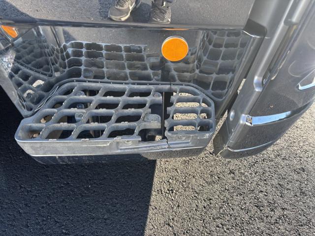 スーパーグレート ２．９ｔ吊４段クレーン　アルミブロック　４軸低床　エアサス　古河ユニック　フックイン　ラジコン　８，６６０×２，４００　積載１２．７ｔ　メッキ、ステンレス使用　ボディ枠オールステンレス　アルミホイール　車検付　シフトパイロット　２ペダル　大型クレーン（57枚目）