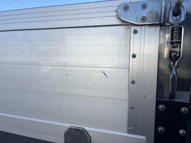 スーパーグレート ２．９ｔ吊４段クレーン　アルミブロック　４軸低床　エアサス　古河ユニック　フックイン　ラジコン　８，６６０×２，４００　積載１２．７ｔ　メッキ、ステンレス使用　ボディ枠オールステンレス　アルミホイール　車検付　シフトパイロット　２ペダル　大型クレーン（61枚目）