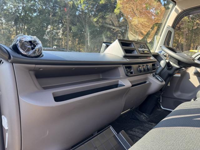 キャンター アルミウイング ワイドロング 日本フルハーフ リア観音扉 ラッシング2段 引出しフック4対 デジタルメーター 4,520×2,090×2,230 車検付 走行509km 積載2.9t シフト:デュオニック 2ペダル セミオートマ(40枚目)