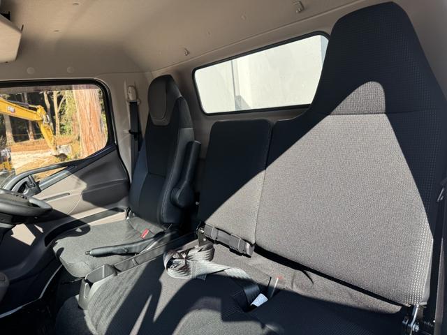 キャンター アルミウイング ワイドロング 日本フルハーフ リア観音扉 ラッシング2段 引出しフック4対 デジタルメーター 4,520×2,090×2,230 車検付 走行509km 積載2.9t シフト:デュオニック 2ペダル セミオートマ(41枚目)