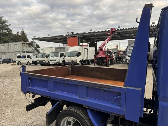 キャンター Wキャブダンプ 10尺 全低床 極東開発 DD02-31 リアヒーター付 2,060×1,590×320 積載2t I5 5速 マニュアル 2tダンプ 2トンダンプ 6人乗り 5t限定免許対応(7枚目)