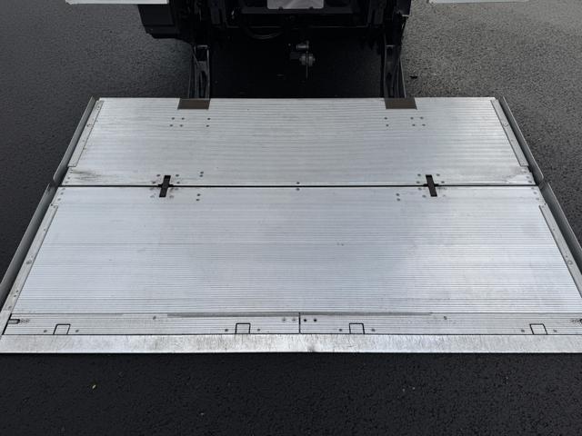 ヒノレンジャー アルミウイング ワイド ベッド付 エアサス 格納ゲート 240馬力 トランテックス 6,280×2,410×2,430 積載2.2t F6 6速 マニュアル 4tウイング 新明和 パワーゲート ゲート付 ETC2.0 バックカメラ 車線逸脱警報(10枚目)