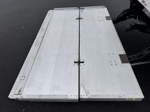 ヒノレンジャー アルミウイング ワイド ベッド付 エアサス 格納ゲート 240馬力 トランテックス 6,280×2,410×2,430 積載2.2t F6 6速 マニュアル 4tウイング 新明和 パワーゲート ゲート付 ETC2.0 バックカメラ 車線逸脱警報(11枚目)