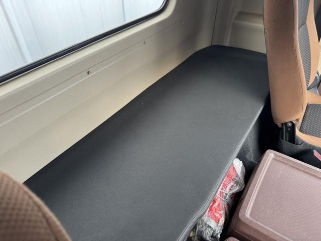 ヒノレンジャー アルミウイング ワイド ベッド付 エアサス 格納ゲート 240馬力 トランテックス 6,280×2,410×2,430 積載2.2t F6 6速 マニュアル 4tウイング 新明和 パワーゲート ゲート付 ETC2.0 バックカメラ 車線逸脱警報(31枚目)