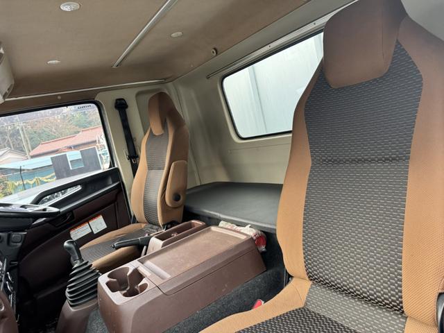 ヒノレンジャー アルミウイング ワイド ベッド付 エアサス 格納ゲート 240馬力 トランテックス 6,280×2,410×2,430 積載2.2t F6 6速 マニュアル 4tウイング 新明和 パワーゲート ゲート付 ETC2.0 バックカメラ 車線逸脱警報(42枚目)