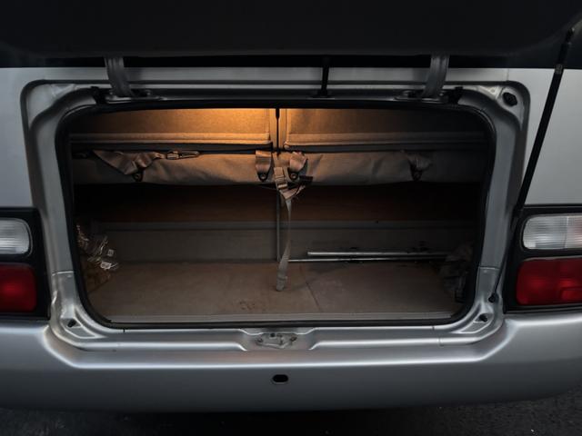 コースター マイクロバス スーパーラウンジ ハイルーフ ロング 19人乗り 自動スライドドア オートステップ付 モケットリクライニングシート 冷蔵庫 DVDデッキ モニター 右棚付 各席エアコン吹出口、ドリンクホルダー AT 2ペダル オートマ ETC1.0 ナビ(9枚目)