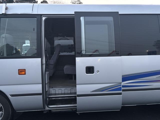 コースター マイクロバス スーパーラウンジ ハイルーフ ロング 19人乗り 自動スライドドア オートステップ付 モケットリクライニングシート 冷蔵庫 DVDデッキ モニター 右棚付 各席エアコン吹出口、ドリンクホルダー AT 2ペダル オートマ ETC1.0 ナビ(10枚目)