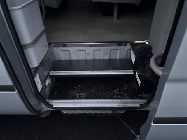 コースター マイクロバス スーパーラウンジ ハイルーフ ロング 19人乗り 自動スライドドア オートステップ付 モケットリクライニングシート 冷蔵庫 DVDデッキ モニター 右棚付 各席エアコン吹出口、ドリンクホルダー AT 2ペダル オートマ ETC1.0 ナビ(11枚目)