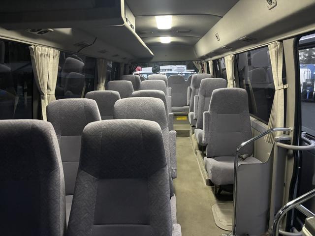 コースター マイクロバス スーパーラウンジ ハイルーフ ロング 19人乗り 自動スライドドア オートステップ付 モケットリクライニングシート 冷蔵庫 DVDデッキ モニター 右棚付 各席エアコン吹出口、ドリンクホルダー AT 2ペダル オートマ ETC1.0 ナビ(12枚目)
