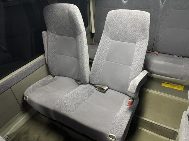 コースター マイクロバス スーパーラウンジ ハイルーフ ロング 19人乗り 自動スライドドア オートステップ付 モケットリクライニングシート 冷蔵庫 DVDデッキ モニター 右棚付 各席エアコン吹出口、ドリンクホルダー AT 2ペダル オートマ ETC1.0 ナビ(14枚目)