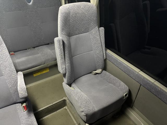 コースター マイクロバス スーパーラウンジ ハイルーフ ロング 19人乗り 自動スライドドア オートステップ付 モケットリクライニングシート 冷蔵庫 DVDデッキ モニター 右棚付 各席エアコン吹出口、ドリンクホルダー AT 2ペダル オートマ ETC1.0 ナビ(15枚目)