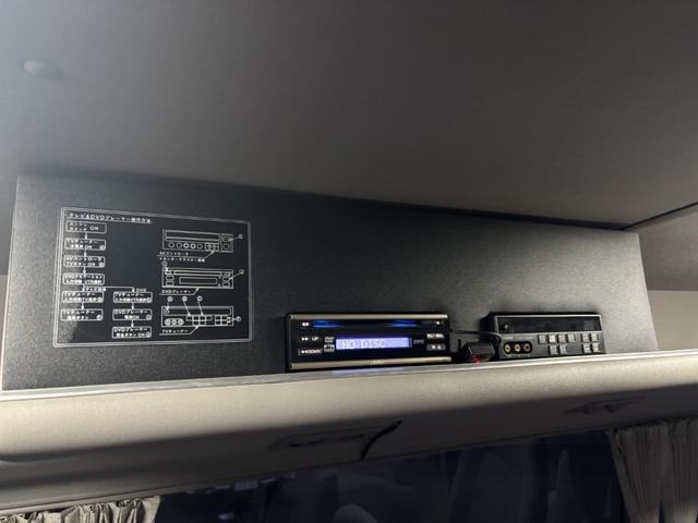 コースター マイクロバス スーパーラウンジ ハイルーフ ロング 19人乗り 自動スライドドア オートステップ付 モケットリクライニングシート 冷蔵庫 DVDデッキ モニター 右棚付 各席エアコン吹出口、ドリンクホルダー AT 2ペダル オートマ ETC1.0 ナビ(17枚目)