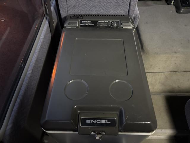 コースター マイクロバス スーパーラウンジ ハイルーフ ロング 19人乗り 自動スライドドア オートステップ付 モケットリクライニングシート 冷蔵庫 DVDデッキ モニター 右棚付 各席エアコン吹出口、ドリンクホルダー AT 2ペダル オートマ ETC1.0 ナビ(19枚目)