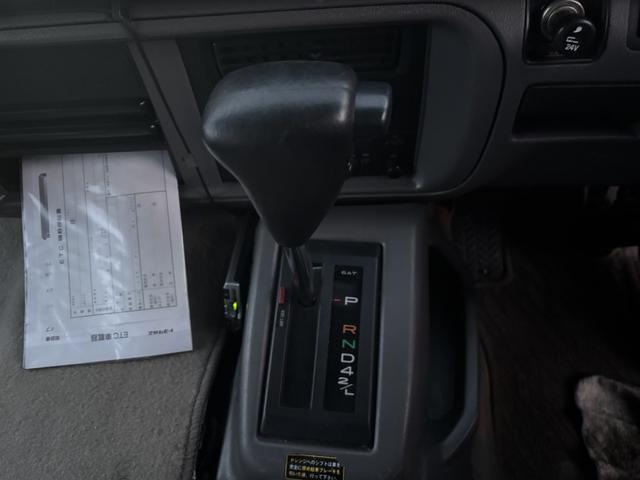 コースター マイクロバス スーパーラウンジ ハイルーフ ロング 19人乗り 自動スライドドア オートステップ付 モケットリクライニングシート 冷蔵庫 DVDデッキ モニター 右棚付 各席エアコン吹出口、ドリンクホルダー AT 2ペダル オートマ ETC1.0 ナビ(32枚目)