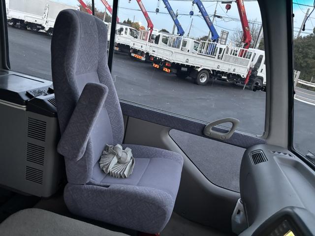 コースター マイクロバス スーパーラウンジ ハイルーフ ロング 19人乗り 自動スライドドア オートステップ付 モケットリクライニングシート 冷蔵庫 DVDデッキ モニター 右棚付 各席エアコン吹出口、ドリンクホルダー AT 2ペダル オートマ ETC1.0 ナビ(33枚目)