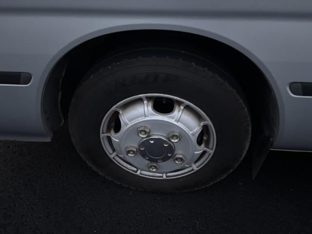 コースター マイクロバス スーパーラウンジ ハイルーフ ロング 19人乗り 自動スライドドア オートステップ付 モケットリクライニングシート 冷蔵庫 DVDデッキ モニター 右棚付 各席エアコン吹出口、ドリンクホルダー AT 2ペダル オートマ ETC1.0 ナビ(41枚目)