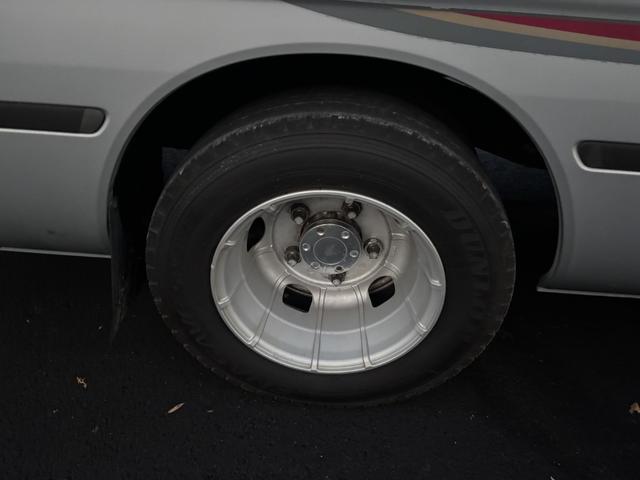 コースター マイクロバス スーパーラウンジ ハイルーフ ロング 19人乗り 自動スライドドア オートステップ付 モケットリクライニングシート 冷蔵庫 DVDデッキ モニター 右棚付 各席エアコン吹出口、ドリンクホルダー AT 2ペダル オートマ ETC1.0 ナビ(42枚目)