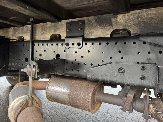 フォワード ２．９ｔ吊５段クレーン　木平　ユニック　ＵＲＵ３７５Ｎ　フックイン　ラジコン　差し違いアウトリガー　６，０４０×２，１８０　走行４１千ｋｍ　積載１．３ｔ　Ｆ６　マニュアル　４ｔクレーン　ＵＮＩＣ　角足　５段ブーム　吊ｔ数２．９ｔ吊（26枚目）