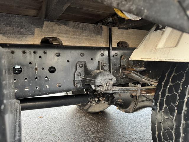 フォワード ２．９ｔ吊５段クレーン　木平　ユニック　ＵＲＵ３７５Ｎ　フックイン　ラジコン　差し違いアウトリガー　６，０４０×２，１８０　走行４１千ｋｍ　積載１．３ｔ　Ｆ６　マニュアル　４ｔクレーン　ＵＮＩＣ　角足　５段ブーム　吊ｔ数２．９ｔ吊（29枚目）