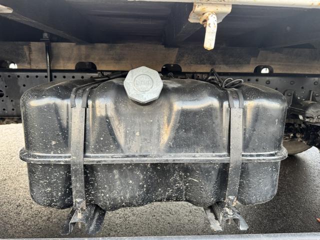 フォワード ２．９ｔ吊５段クレーン　木平　ユニック　ＵＲＵ３７５Ｎ　フックイン　ラジコン　差し違いアウトリガー　６，０４０×２，１８０　走行４１千ｋｍ　積載１．３ｔ　Ｆ６　マニュアル　４ｔクレーン　ＵＮＩＣ　角足　５段ブーム　吊ｔ数２．９ｔ吊（32枚目）