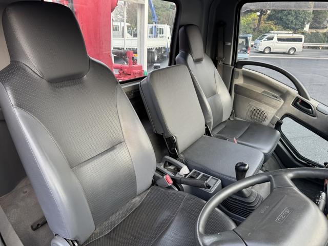 フォワード ２．９ｔ吊５段クレーン　木平　ユニック　ＵＲＵ３７５Ｎ　フックイン　ラジコン　差し違いアウトリガー　６，０４０×２，１８０　走行４１千ｋｍ　積載１．３ｔ　Ｆ６　マニュアル　４ｔクレーン　ＵＮＩＣ　角足　５段ブーム　吊ｔ数２．９ｔ吊（33枚目）