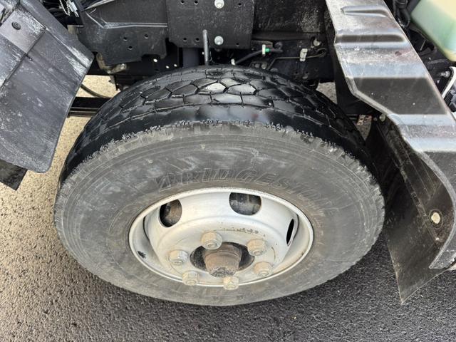 フォワード ２．９ｔ吊５段クレーン　木平　ユニック　ＵＲＵ３７５Ｎ　フックイン　ラジコン　差し違いアウトリガー　６，０４０×２，１８０　走行４１千ｋｍ　積載１．３ｔ　Ｆ６　マニュアル　４ｔクレーン　ＵＮＩＣ　角足　５段ブーム　吊ｔ数２．９ｔ吊（49枚目）