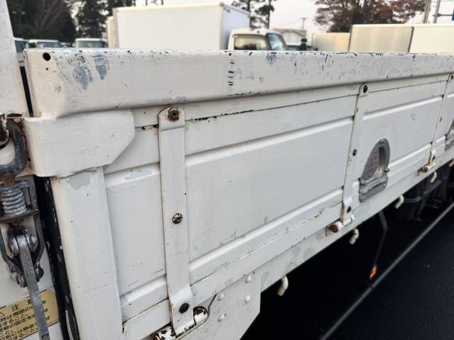 フォワード ２．９ｔ吊５段クレーン　木平　ユニック　ＵＲＵ３７５Ｎ　フックイン　ラジコン　差し違いアウトリガー　６，０４０×２，１８０　走行４１千ｋｍ　積載１．３ｔ　Ｆ６　マニュアル　４ｔクレーン　ＵＮＩＣ　角足　５段ブーム　吊ｔ数２．９ｔ吊（58枚目）