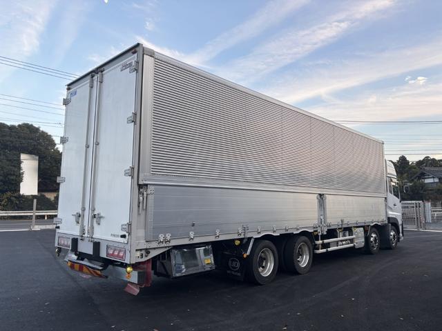 クオン アルミウイング　４軸低床　エアサス　ハイルーフ　日本フルハーフ　９，６２０×２，４００×２，６３０　積載１３．７ｔ　アルミホイール　シフト：エスコット　２ペダル　セミオートマ　大型ウイング　バックカメラ　ＬＤＷＳ　トラフィックアイブレーキ（4枚目）