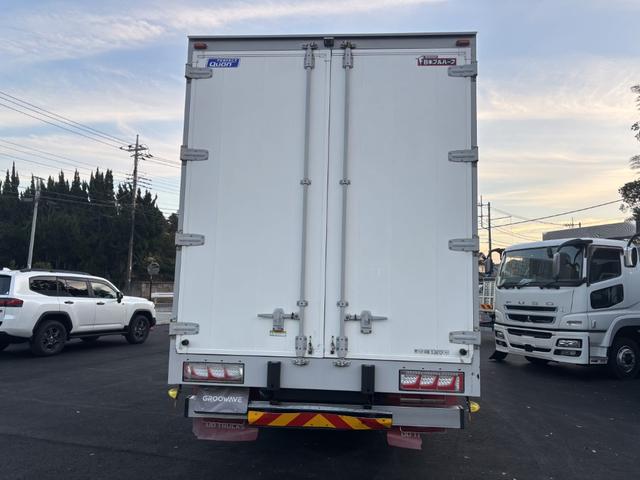 クオン アルミウイング　４軸低床　エアサス　ハイルーフ　日本フルハーフ　９，６２０×２，４００×２，６３０　積載１３．７ｔ　アルミホイール　シフト：エスコット　２ペダル　セミオートマ　大型ウイング　バックカメラ　ＬＤＷＳ　トラフィックアイブレーキ（9枚目）