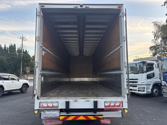 クオン アルミウイング　４軸低床　エアサス　ハイルーフ　日本フルハーフ　９，６２０×２，４００×２，６３０　積載１３．７ｔ　アルミホイール　シフト：エスコット　２ペダル　セミオートマ　大型ウイング　バックカメラ　ＬＤＷＳ　トラフィックアイブレーキ（10枚目）