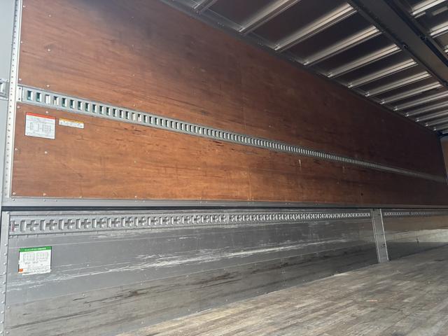 クオン アルミウイング　４軸低床　エアサス　ハイルーフ　日本フルハーフ　９，６２０×２，４００×２，６３０　積載１３．７ｔ　アルミホイール　シフト：エスコット　２ペダル　セミオートマ　大型ウイング　バックカメラ　ＬＤＷＳ　トラフィックアイブレーキ（11枚目）