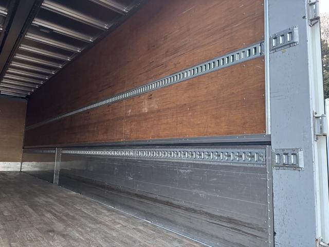 クオン アルミウイング　４軸低床　エアサス　ハイルーフ　日本フルハーフ　９，６２０×２，４００×２，６３０　積載１３．７ｔ　アルミホイール　シフト：エスコット　２ペダル　セミオートマ　大型ウイング　バックカメラ　ＬＤＷＳ　トラフィックアイブレーキ（12枚目）