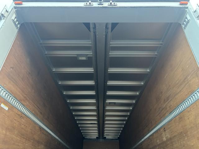 クオン アルミウイング　４軸低床　エアサス　ハイルーフ　日本フルハーフ　９，６２０×２，４００×２，６３０　積載１３．７ｔ　アルミホイール　シフト：エスコット　２ペダル　セミオートマ　大型ウイング　バックカメラ　ＬＤＷＳ　トラフィックアイブレーキ（13枚目）