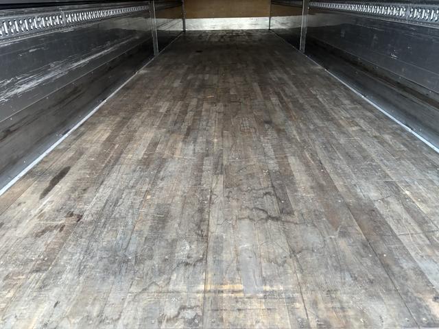 クオン アルミウイング　４軸低床　エアサス　ハイルーフ　日本フルハーフ　９，６２０×２，４００×２，６３０　積載１３．７ｔ　アルミホイール　シフト：エスコット　２ペダル　セミオートマ　大型ウイング　バックカメラ　ＬＤＷＳ　トラフィックアイブレーキ（14枚目）