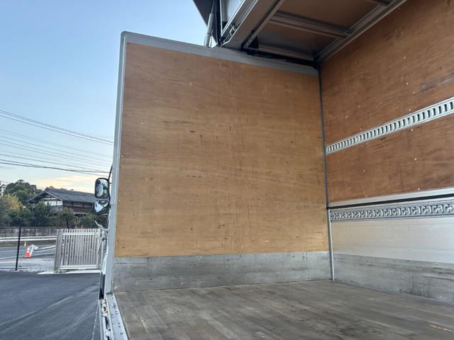 クオン アルミウイング　４軸低床　エアサス　ハイルーフ　日本フルハーフ　９，６２０×２，４００×２，６３０　積載１３．７ｔ　アルミホイール　シフト：エスコット　２ペダル　セミオートマ　大型ウイング　バックカメラ　ＬＤＷＳ　トラフィックアイブレーキ（18枚目）