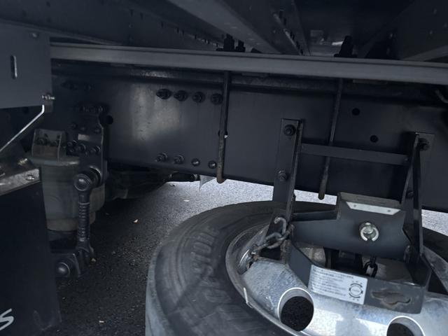 クオン アルミウイング　４軸低床　エアサス　ハイルーフ　日本フルハーフ　９，６２０×２，４００×２，６３０　積載１３．７ｔ　アルミホイール　シフト：エスコット　２ペダル　セミオートマ　大型ウイング　バックカメラ　ＬＤＷＳ　トラフィックアイブレーキ（21枚目）