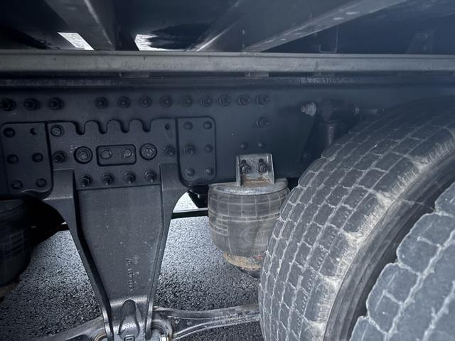 クオン アルミウイング　４軸低床　エアサス　ハイルーフ　日本フルハーフ　９，６２０×２，４００×２，６３０　積載１３．７ｔ　アルミホイール　シフト：エスコット　２ペダル　セミオートマ　大型ウイング　バックカメラ　ＬＤＷＳ　トラフィックアイブレーキ（23枚目）