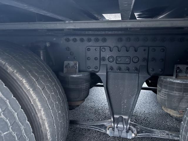 クオン アルミウイング　４軸低床　エアサス　ハイルーフ　日本フルハーフ　９，６２０×２，４００×２，６３０　積載１３．７ｔ　アルミホイール　シフト：エスコット　２ペダル　セミオートマ　大型ウイング　バックカメラ　ＬＤＷＳ　トラフィックアイブレーキ（24枚目）