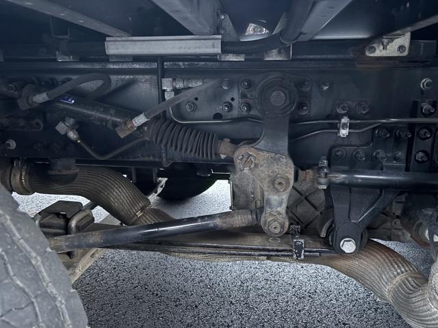 クオン アルミウイング　４軸低床　エアサス　ハイルーフ　日本フルハーフ　９，６２０×２，４００×２，６３０　積載１３．７ｔ　アルミホイール　シフト：エスコット　２ペダル　セミオートマ　大型ウイング　バックカメラ　ＬＤＷＳ　トラフィックアイブレーキ（26枚目）