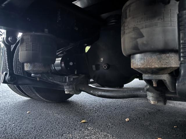 クオン アルミウイング　４軸低床　エアサス　ハイルーフ　日本フルハーフ　９，６２０×２，４００×２，６３０　積載１３．７ｔ　アルミホイール　シフト：エスコット　２ペダル　セミオートマ　大型ウイング　バックカメラ　ＬＤＷＳ　トラフィックアイブレーキ（27枚目）