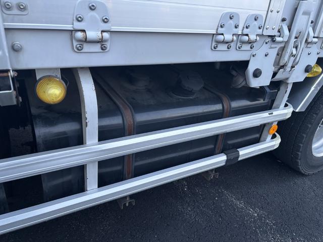 クオン アルミウイング　４軸低床　エアサス　ハイルーフ　日本フルハーフ　９，６２０×２，４００×２，６３０　積載１３．７ｔ　アルミホイール　シフト：エスコット　２ペダル　セミオートマ　大型ウイング　バックカメラ　ＬＤＷＳ　トラフィックアイブレーキ（28枚目）