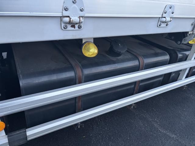 クオン アルミウイング　４軸低床　エアサス　ハイルーフ　日本フルハーフ　９，６２０×２，４００×２，６３０　積載１３．７ｔ　アルミホイール　シフト：エスコット　２ペダル　セミオートマ　大型ウイング　バックカメラ　ＬＤＷＳ　トラフィックアイブレーキ（29枚目）