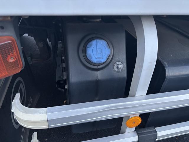 クオン アルミウイング　４軸低床　エアサス　ハイルーフ　日本フルハーフ　９，６２０×２，４００×２，６３０　積載１３．７ｔ　アルミホイール　シフト：エスコット　２ペダル　セミオートマ　大型ウイング　バックカメラ　ＬＤＷＳ　トラフィックアイブレーキ（30枚目）