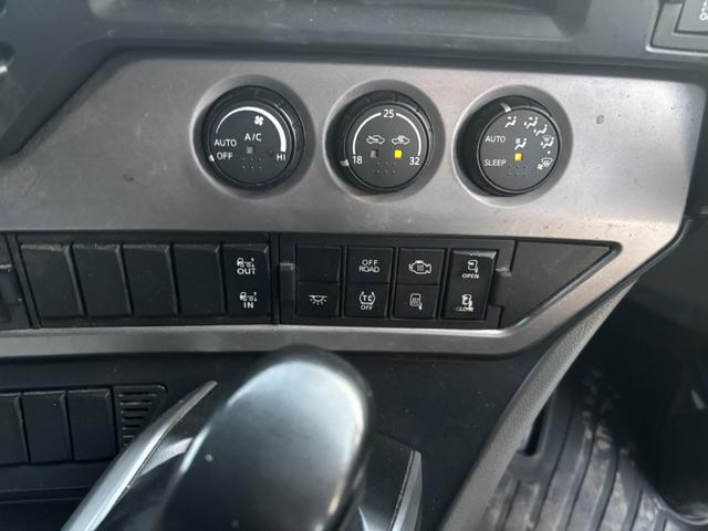 クオン アルミウイング　４軸低床　エアサス　ハイルーフ　日本フルハーフ　９，６２０×２，４００×２，６３０　積載１３．７ｔ　アルミホイール　シフト：エスコット　２ペダル　セミオートマ　大型ウイング　バックカメラ　ＬＤＷＳ　トラフィックアイブレーキ（40枚目）